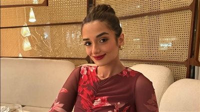 «مزين بالورد» ملك أحمد زاهر تخطف أنظار جمهورها بإطلالتها