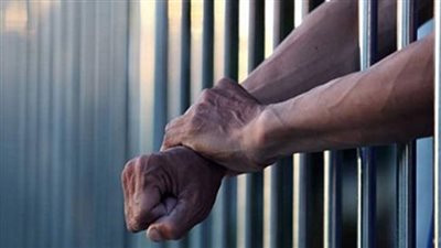 المتهم بإنهاء حياة زوجته بالإسكندرية يمثل جريمته