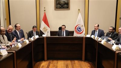 وزير الصحة يناقش عقبات القطاع ويوجه بضرورة التواصل مع المواطنين