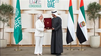 تقديراً لجهودها.. رئيس الإمارات يمنح وزيرة البيئة وسام زايد الثاني