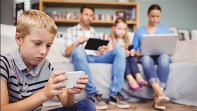 الانفصال العائلي في العصر الرقمي.. خطورة الهواتف الذكية
