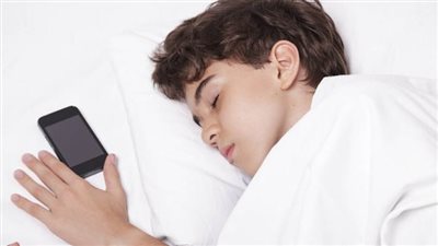 توتر وقلق.. تعرف على خطورة وضع هاتفك بجوارك أثناء النوم
