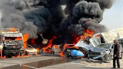 12 شخصاً حصيلة ضحايا حادث تصادم 7 سيارات بالطريق الأوسطى