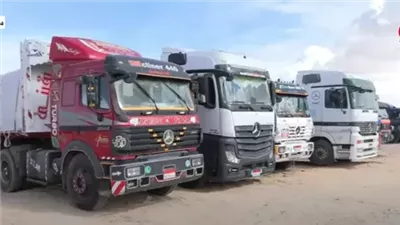 اصطفاف مئات الشاحنات المحملة بالمساعدات أمام معبر رفح