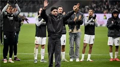 بملامح حزن ودموع.. عمر مرموش يودع جماهير فرانكفورت الألماني قبل رحيله