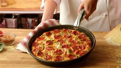 طريقة تحضير بيتزا الطاسة السريعة في دقائق