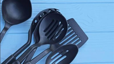 الأدوات البلاستيكية السوداء: مخاطر صحية وبيئية تهدد سلامتك