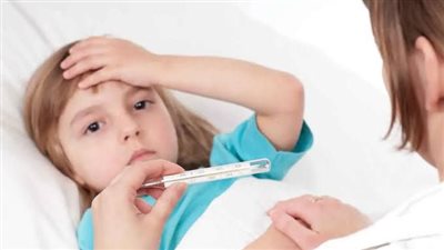 أفضل طرق خفض الحرارة للأطفال في المنزل.. حلول طبيعية وآمنة لحماية طفلك