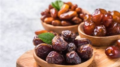 لماذا يجب أن تتناولي التمر قبل الولادة؟ فوائد مذهلة للأم والجنين