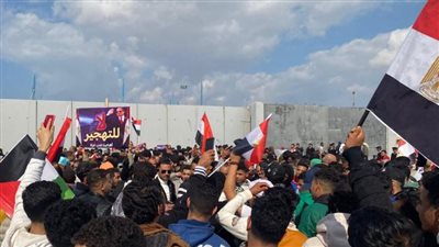 الألاف من المصريين يؤدون صلاة الجمعة أمام معبر رفح لنصرة الفلسطينيين