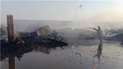 حريق هائل فى منطقة بناء وإصلاح السفن بالسويس والحماية المدنية تسيطر