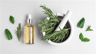 زيت إكليل الجبل: يعزز التركيز ويخفف التوتر ويتميز بفوائد مدهشة