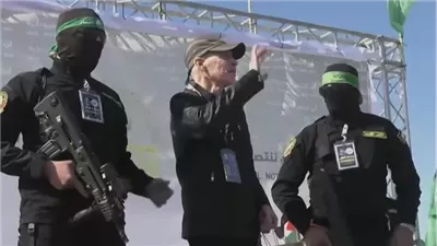 حماس تسلم الصليب الأحمر المواطن الأمريكي كيث سيجال من غزة