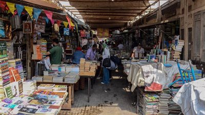 الكيلو بـ 100 جنيه.. زحام شديدة على كتب سور الأزبكية بمعرض الكتاب