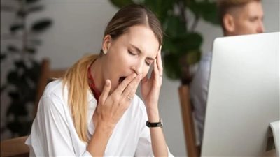 تشعر بالنعاس خلال النهار؟.. اكتشف الأسباب الصحية المحتملة