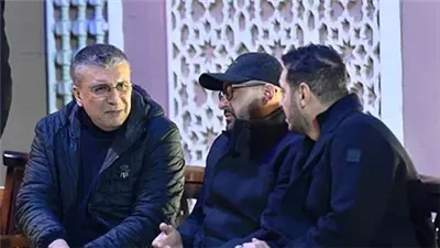 عمرو الليثي وأحمد السقا يساندان مصطفى شعبان أثناء عزاء شقيقه بمسجد الشرطة