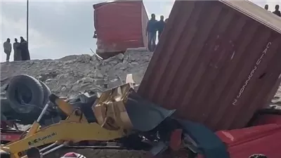 حادث انقلاب مقطورة من أعلى كوبرى دفرة بطنطا يعيق الحركة المرورية