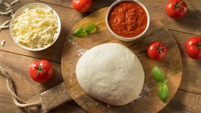 طريقة تحضير عجينة بيتزا هشة وسريعة في دقائق