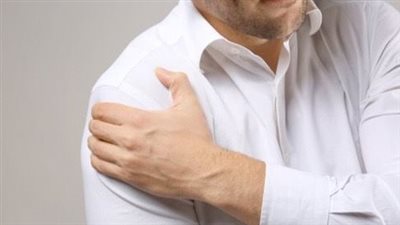 هل ألم الكتف الأيمن يخفي مشكلة صحية خطيرة؟.. اكتشف السر