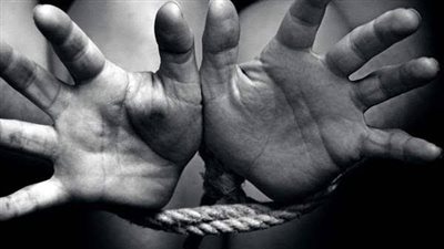 على جسدها آثار تعذيب.. العثور على طفلة مقيدة بالحبال داخل شوال بالسويس