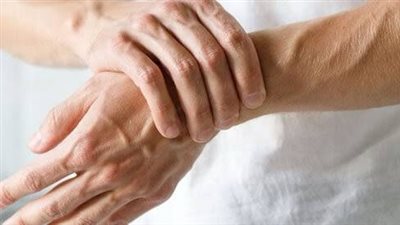 طبيب يحذر: تنميل اليدين عند الاستيقاظ قد يكون مؤشراً لأمراض خطيرة