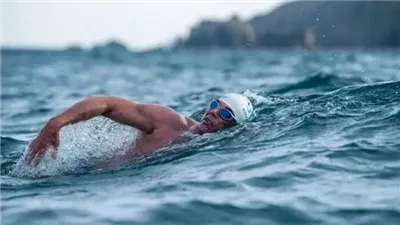 حكم دخول الماء إلى جوف الصائم أثناء السباحة في رمضان.. داعية يوضح 