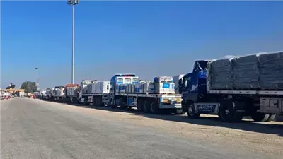 من بينها وقود.. تواصل دخول 74 شاحنة مساعدات إلى معبر العوجة