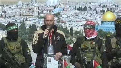 الوقت ينفذ.. الفصائل تسلم أحد الأسرى ساعة رملية خلال الإفراج عنه