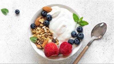 فوائد لا تُصدق.. ما هو الزبادي اليوناني وكيف يختلف عن الزبادي العادي؟