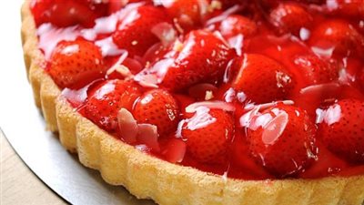 هشة ولذيذة بجودة المطاعم.. طريقة سهلة لتحضير تورتة الفراولة في المنزل