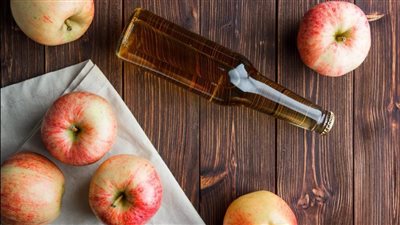 فوائد مذهلة لخل التفاح على شعرك.. نعومة فائقة وتقليل للتجعد