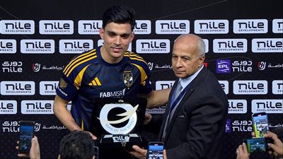 أشرف بن شرقي يحصد جائزة رجل مباراة الأهلي وحرس الحدود بالدوري