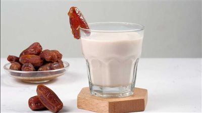 مشروب مثالي للصيام.. طريقة تحضير عصير التمر باللبن في رمضان لفوائد مذهلة