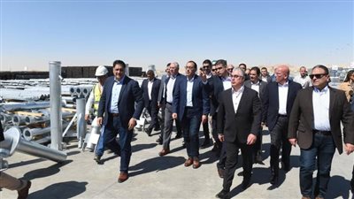 رئيس الوزراء يتققد ميناء العين السخنة ويفتتح عدة مصانع بقناة السويس