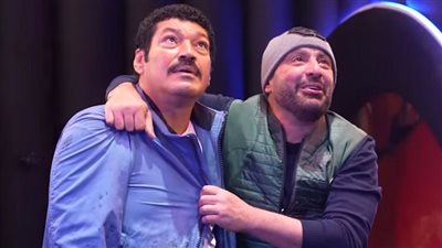  السقا يساند باسم سمرة أثناء صلاة الجنازة على والدته