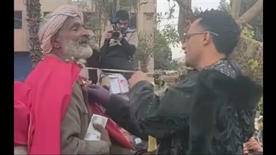 رقصة والصلاة على النبى.. محمد رمضان يفاجئ سيدة بـ 100 ألف جنيه
