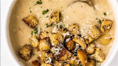 جربيها على سفرتك في رمضان.. طريقة تحضير شوربة البصل الفرنسية اللذيذة