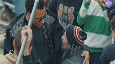 شربت لاتيه قبل كده.. محمد رمضان يهدى الحاج محمد 100 ألف جنيه