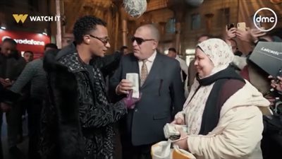 بمناسبة عيد الأم.. مدفع رمضان يهدى زوجين 100 ألف جنيه بمحطة بشيل