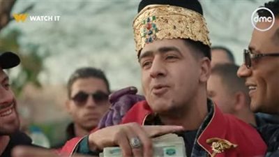 بالرقص والتاج.. محمد رمضان يهدى الغلبان 100 ألف جنيه من مدفع رمضان