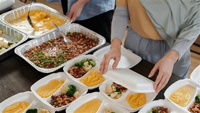 من التخزين إلى الطهي.. خطوات سهلة لتقليل هدر الطعام في رمضان