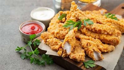 على سفرتك في رمضان.. طريقة عمل ستربس الدجاج مع مكرونة وايت صوص