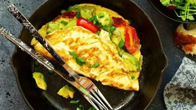 سحور 4 رمضان.. بيض أومليت بالخضار لوجبة غنية بالبروتين والطاقة