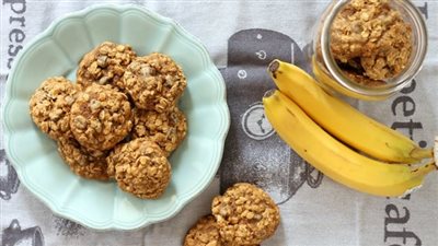 خطوة بخطوة طريقة عمل كوكيز الشوفان بالعسل والموز في المنزل