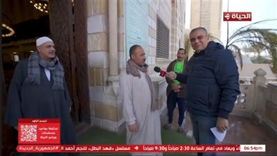 عمرو الليثي يجبر بخاطر عاملين بمسجد الحصرى وبائعة بجوائز من أجمل ناس