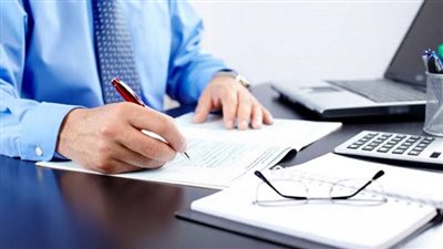 قبل استلام العمل.. بنود إلزامية يجب ذكرها في العقد وفقًا للقانون الجديد