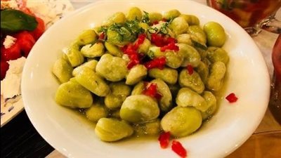 سحور 21 رمضان.. طريقة تحضير سلطة الفول الأخضر بالليمون وزيت الزيتون