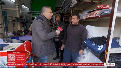 عمرو الليثي يهدي عاملين بمحل مكوجي وسيدة جوائز مالية من أجمل ناس