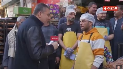 عمرو الليثي يهدي عاملين بمخبز كحك جوائز مالية من أجمل ناس