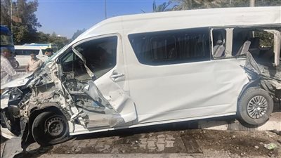 حادث تصادم مروري مروع بين قطار وسيارة ميكروباص سياحى فى أسوان
